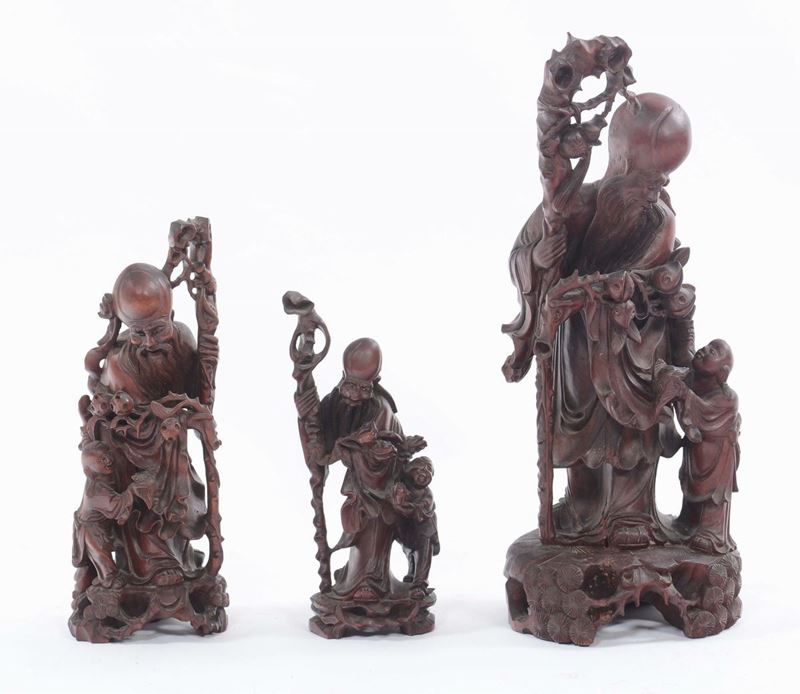 Tre sculture in legno intagliato, Cina XX secolo  - Asta Antiquariato - Cambi Casa d'Aste