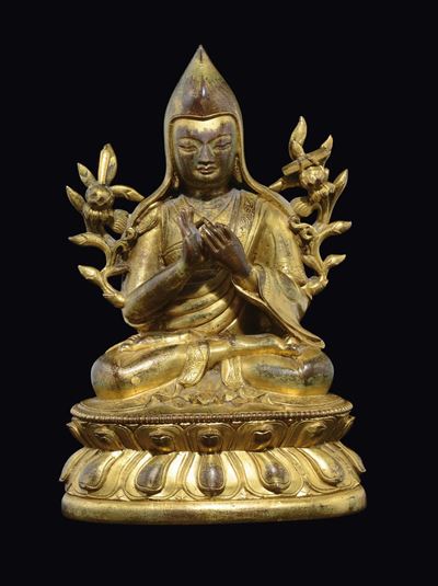 Figura di Dalai Lama Kusali in Bronzo Dorato Seduto su Doppio Fiore di Loto, Tibet, XVIII Secolo