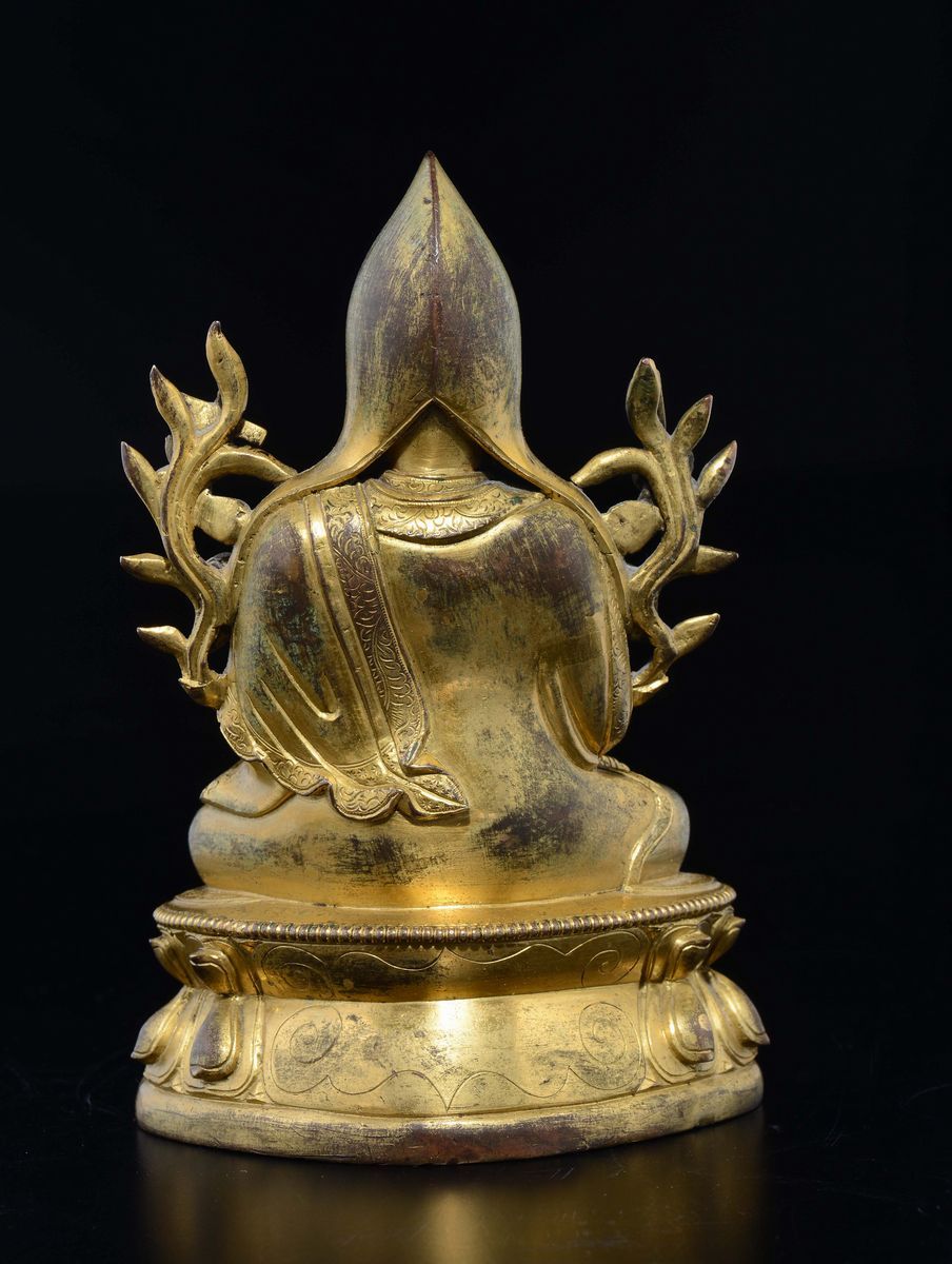 Figura di Dalai Lama Kusali in Bronzo Dorato Seduto su Doppio Fiore di Loto, Tibet, XVIII Secolo