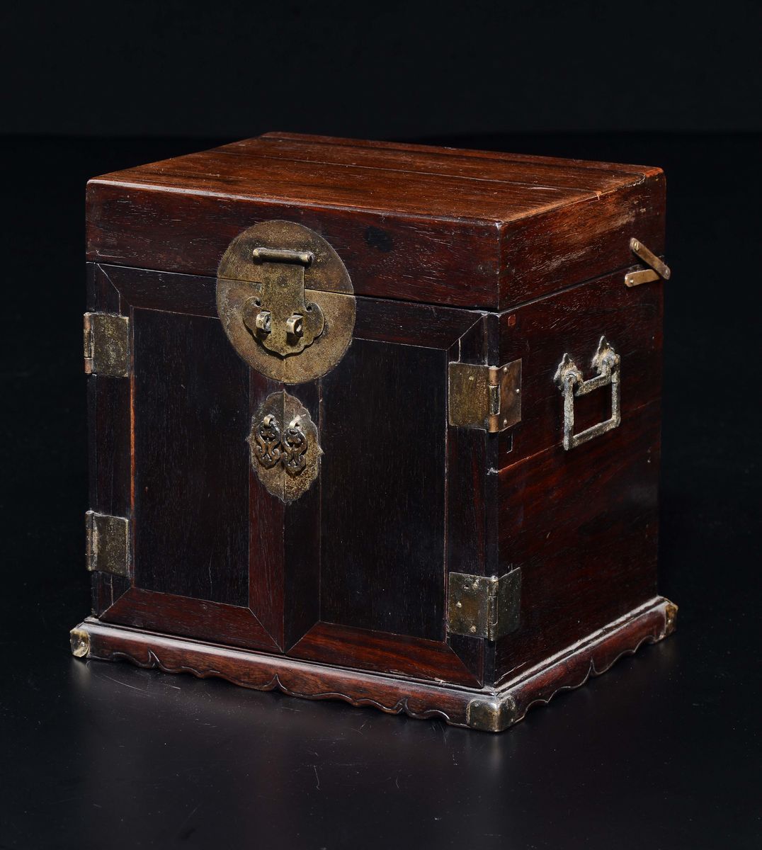 Stipetto in Legno Huanghuali con Cinque Compartimenti Interni, Cina, Dinastia Qing, XVIII Secolo