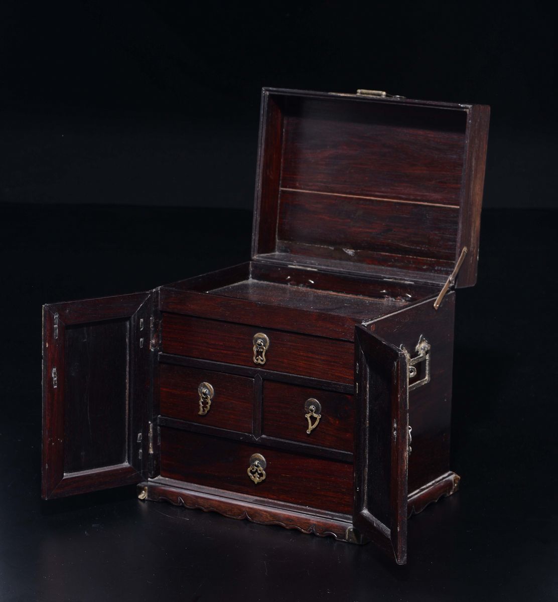 Stipetto in Legno Huanghuali con Cinque Compartimenti Interni, Cina, Dinastia Qing, XVIII Secolo