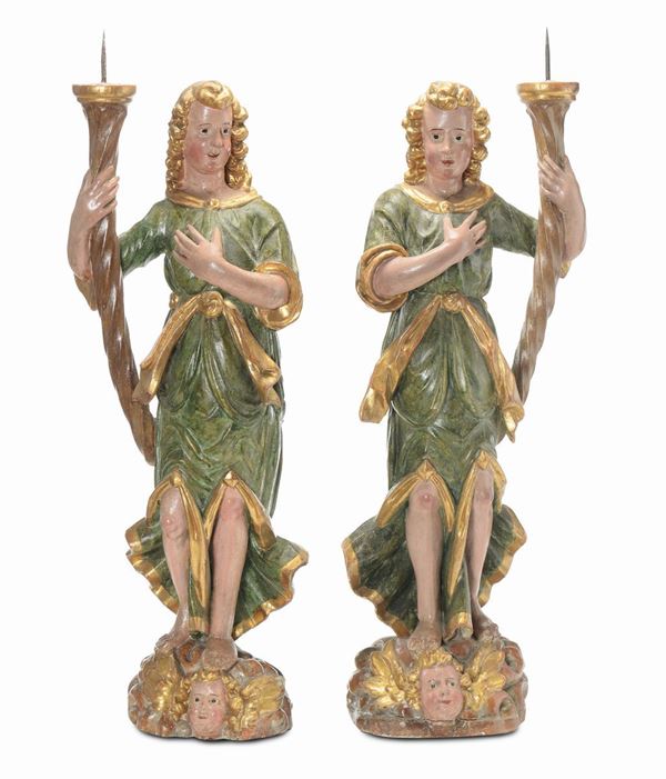 Coppia di angeli reggicero in legno intagliato, laccato e dorato, XVIII secolo