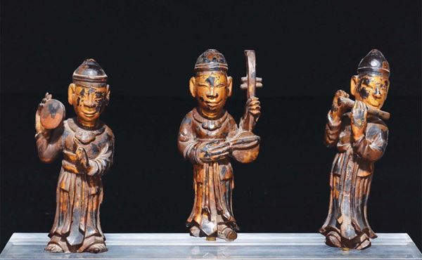 Lotto di tre piccoli personaggi musicanti scolpiti in legno, Cina, Dinastia Qing, XIX secolo