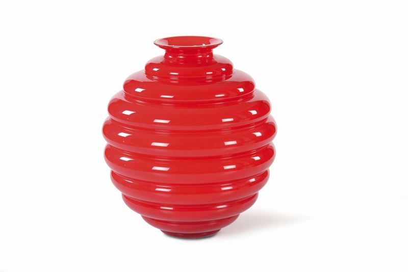 Vaso Venini costolato in vetro rosso, XX secolo  - Auction Fine Art - Cambi Casa d'Aste