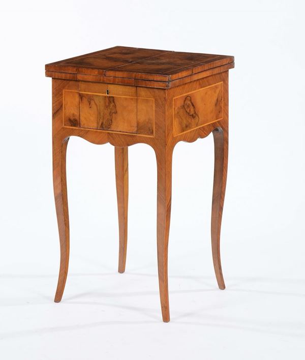 Toelette in legno interamente lastronato, XIX secolo