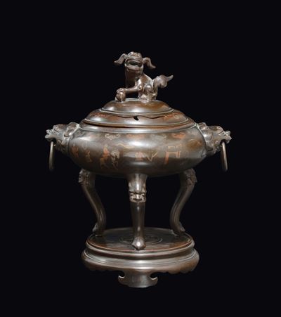 Incensiere Tripode Shi Sou con Coperchio e Manici Ad Anelli in Bronzo, Cina, Dinastia Qing, XIX S...