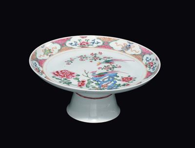 Alzata in Porcellana Famiglia Rosa con Decoro di Uccellini tra Rami Fioriti, Cina, Dinastia Qing,...