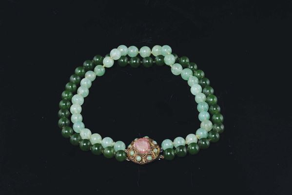 A green jade necklace with rose quartz latch, China, 20th century