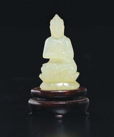 Piccolo Buddha Seduto su Fiore di Loto Scolpito in Giada Bianca, Cina, XX Secolo