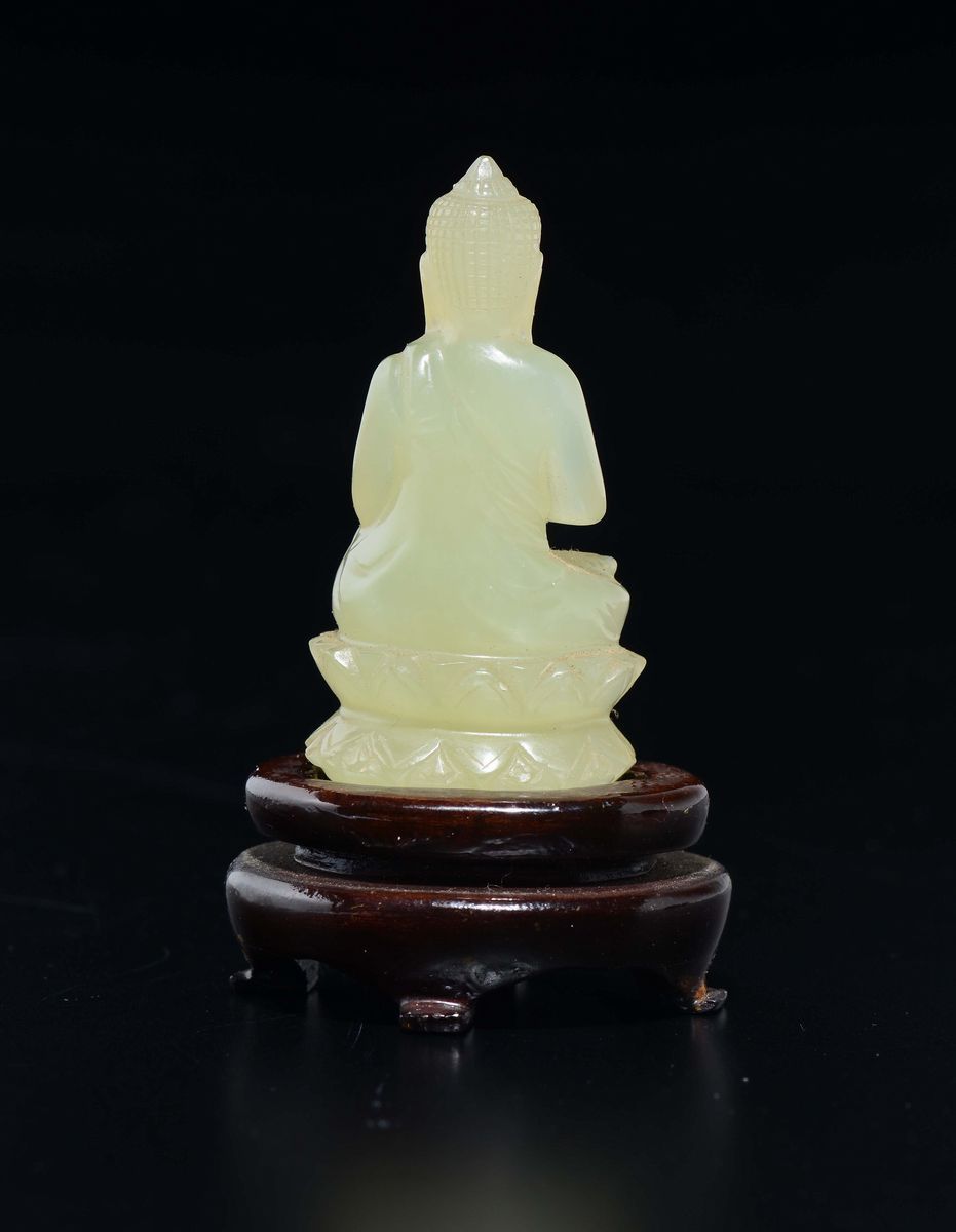 Piccolo Buddha Seduto su Fiore di Loto Scolpito in Giada Bianca, Cina, XX Secolo