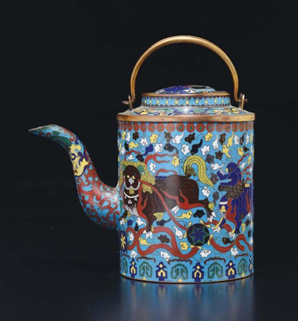 A cloisonné enamel teapot with Pho dogs, China, 20th century