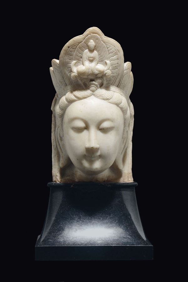 Testa di Guanyin in marmo bianco su base in marmo nera, Cina, Dinastia Qing, epoca Qianlong (1736-1795)