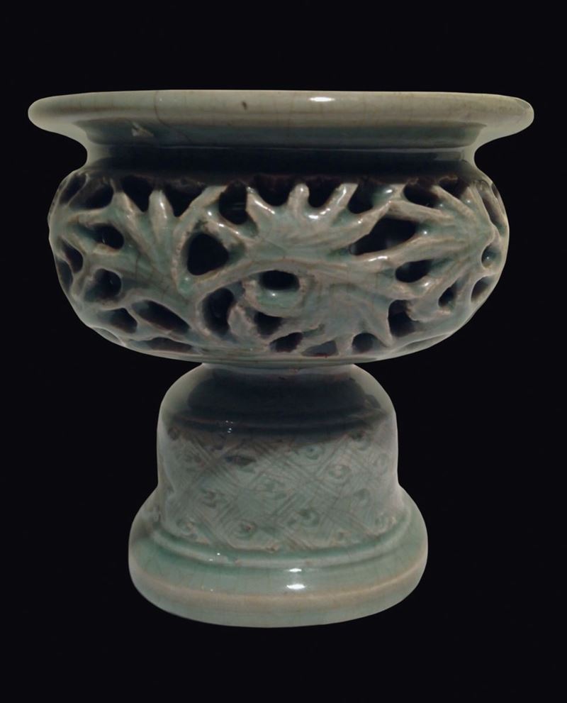 Raro incensiere traforato in grés con smalto Celadon, Cina, Dinastia Yuan (1279-1368)  - Asta Fine Chinese Works of Art - Cambi Casa d'Aste