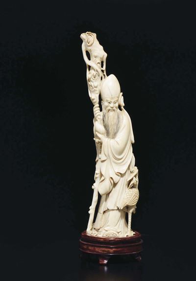 Figura in Avorio Raffigurante Shoulao con Bastone, Cina, Inizio XX Secolo