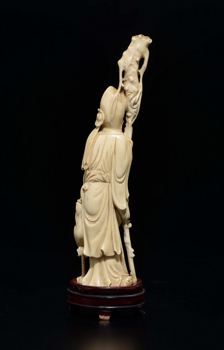 Figura in Avorio Raffigurante Shoulao con Bastone, Cina, Inizio XX Secolo