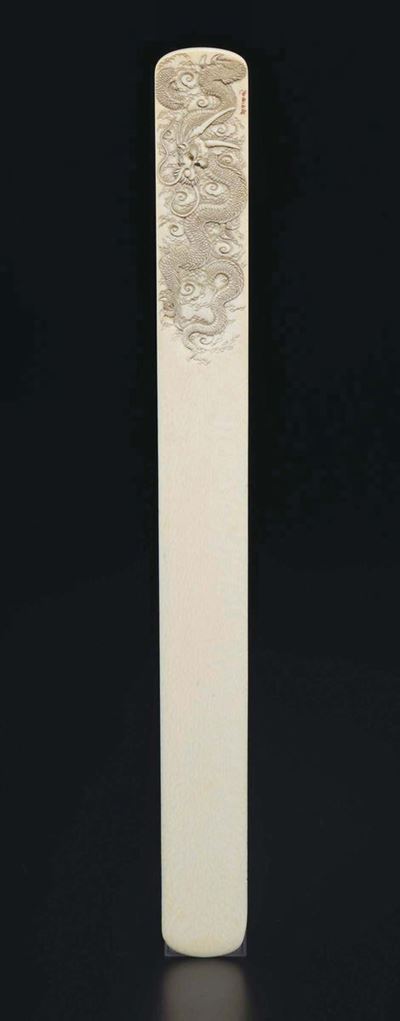 Tagliacarte in Avorio con Immagine di Drago ed Iscrizione, Cina, Inizio XX Secolo