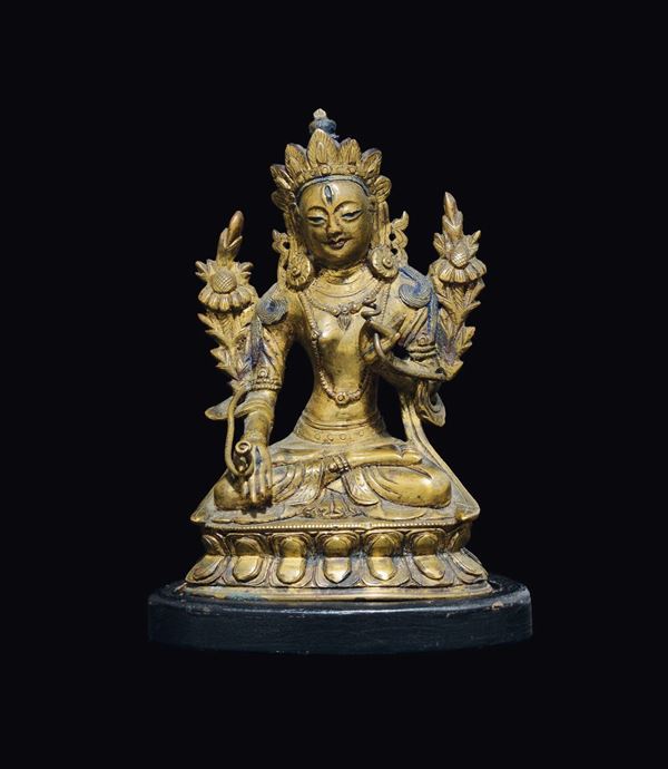 Figura in bronzo dorato raffigurante Sita-Tara seduta su doppio fiore di loto, Tibet, XVIII secolo