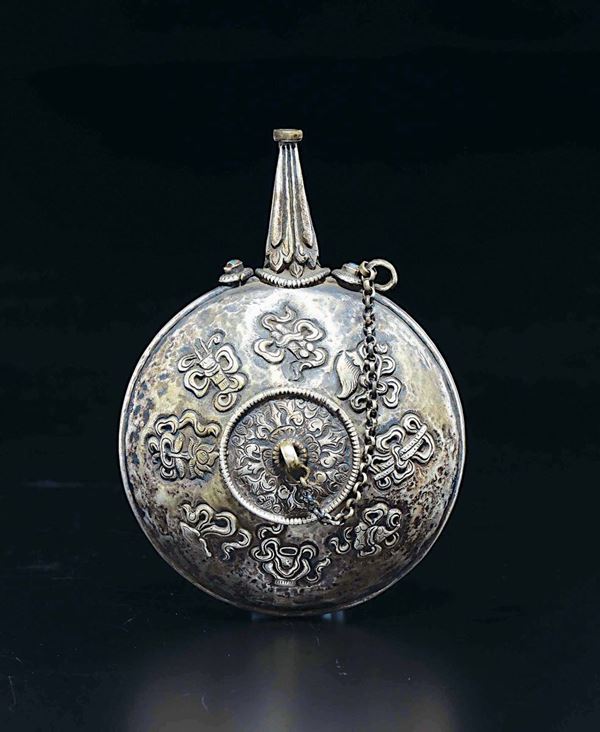 Snuff bottle a guisa di fiasca in argento con immagine di drago, Cina, Dinastia Qing, XIX secolo