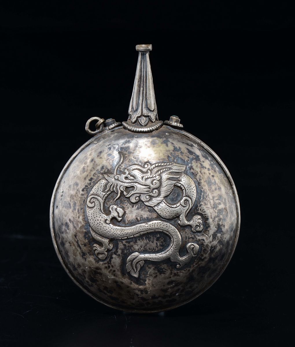 Snuff Bottle a Guisa di Fiasca in Argento con Immagine di Drago, Cina, Dinastia Qing, XIX Secolo
