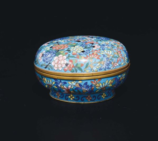Scatolina con coperchio in cloisonné a decoro floreale, Cina, XX secolo