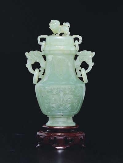 Vaso con Coperchio Sormontato da Cane di Pho in Giada Verde con Doppia Ansa Ad Anelli, Cina, XX S...