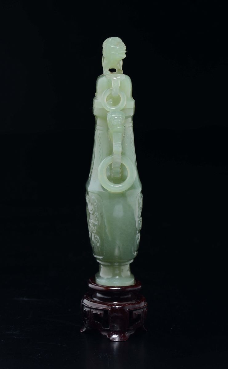 Vaso con Coperchio Sormontato da Cane di Pho in Giada Verde con Doppia Ansa Ad Anelli, Cina, XX S...
