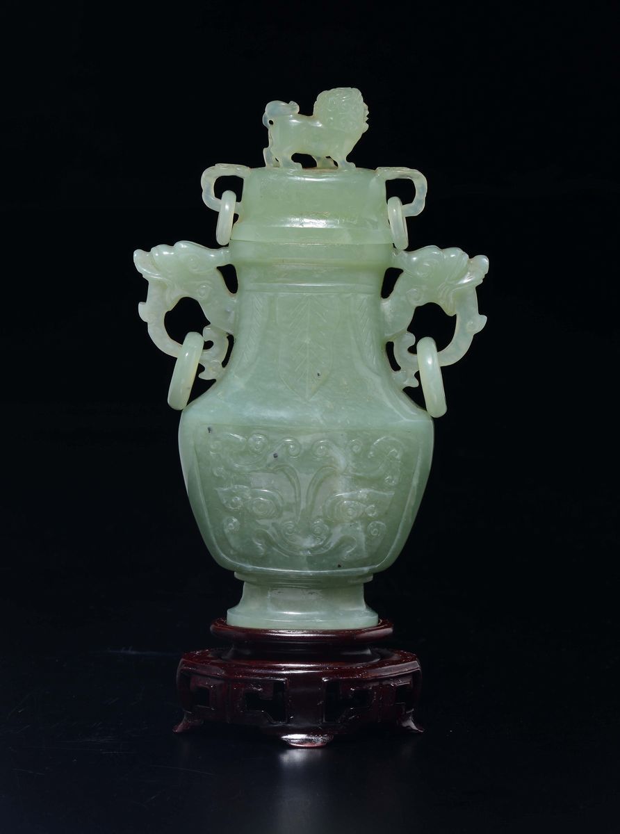Vaso con Coperchio Sormontato da Cane di Pho in Giada Verde con Doppia Ansa Ad Anelli, Cina, XX S...