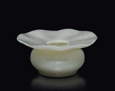 Coppa in Giada Bianca con Bocca a Forma di Fiore, Cina, Dinastia Qing, Epoca Qianlong (1736-1795)
