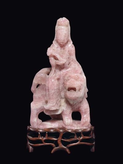 Figura di Guanyin con Ruyi in Quarzo Rosa su Cane di Pho, Cina, Dinastia Qing, XIX Secolo