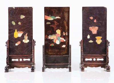Tre Paraventi da Tavolo in Lacca con Intarsi in Pietre Dure Raffiguranti Rami Fioriti e Paesaggio...