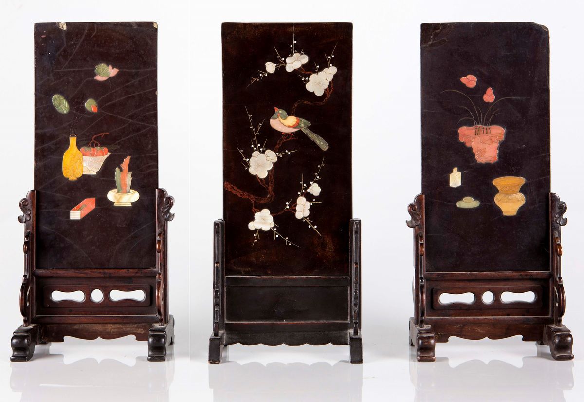 Tre Paraventi da Tavolo in Lacca con Intarsi in Pietre Dure Raffiguranti Rami Fioriti e Paesaggio...