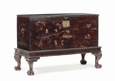 Cassapanca in Legno Laccatto Raffigurante Scena di Vita Comune con Alzata a Piedi Ferini, Cina, D...