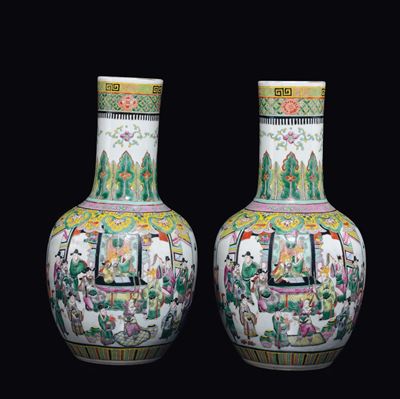 Coppia di Vasi in Porcellana Famiglia Verde con Raffigurazione di Scene di Vita di Corte, Cina, D...