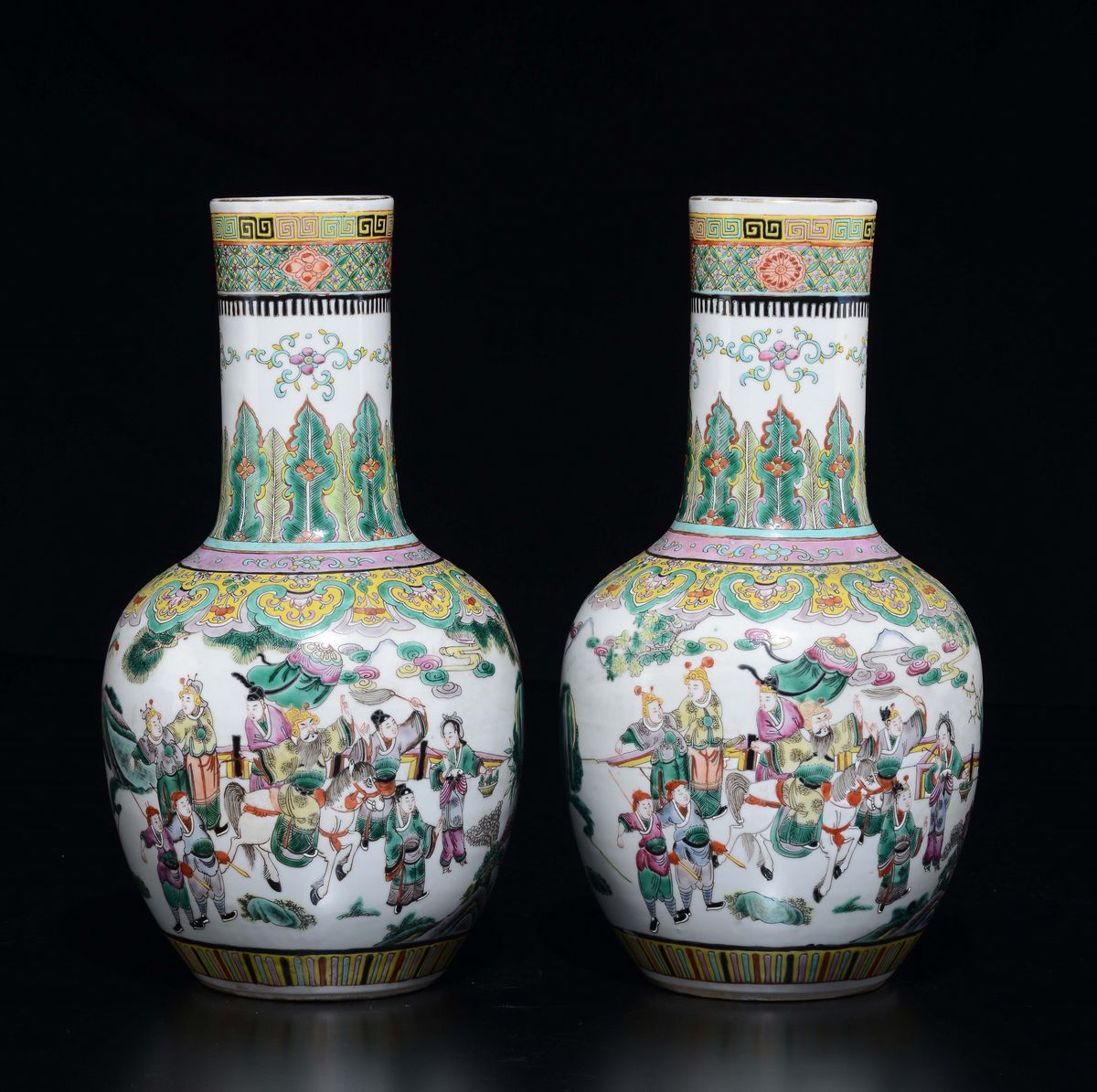 Coppia di Vasi in Porcellana Famiglia Verde con Raffigurazione di Scene di Vita di Corte, Cina, D...