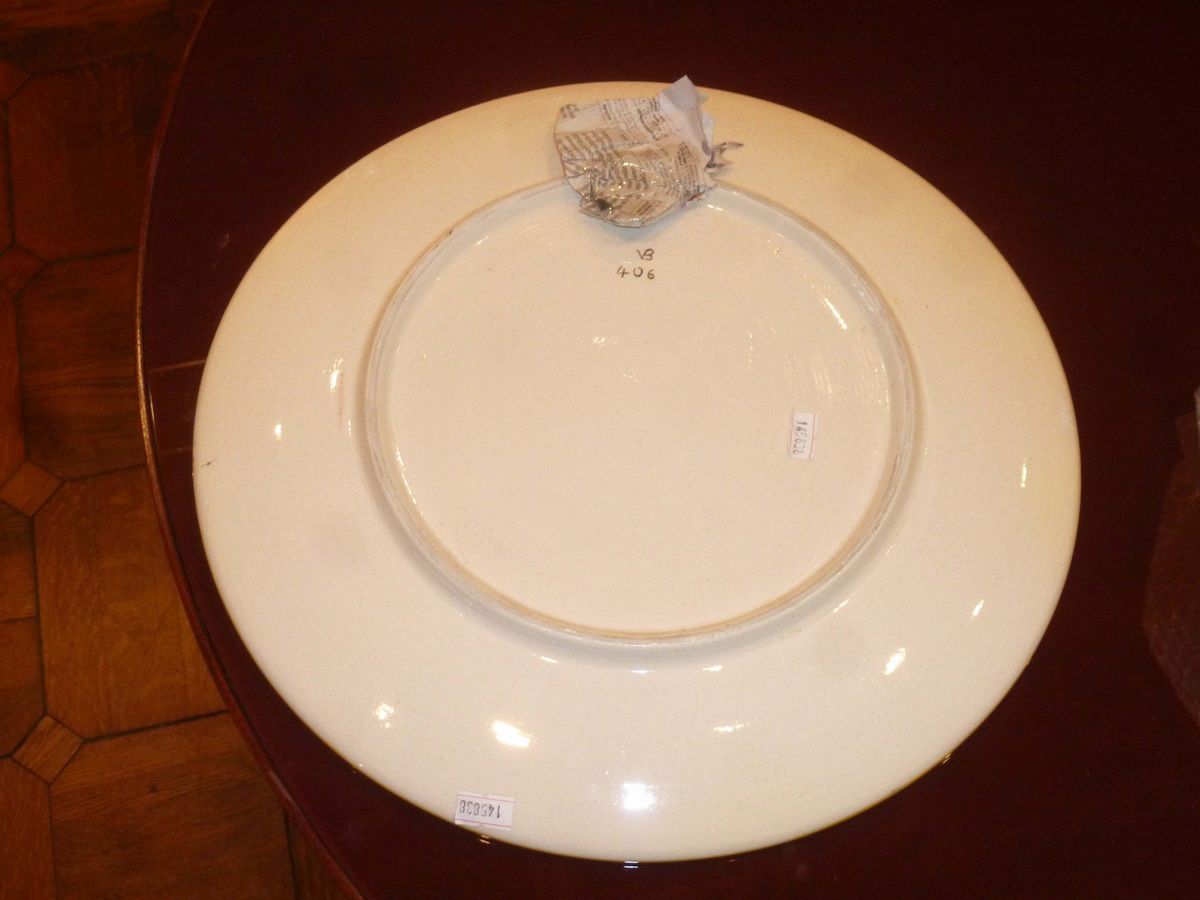 Due piatti in terraglia smaltata con decoro venatorio, Italia, XX secolo