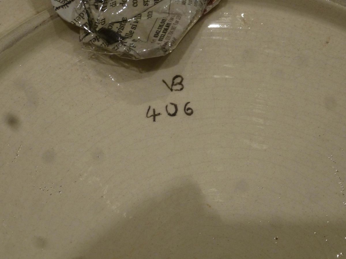 Due piatti in terraglia smaltata con decoro venatorio, Italia, XX secolo