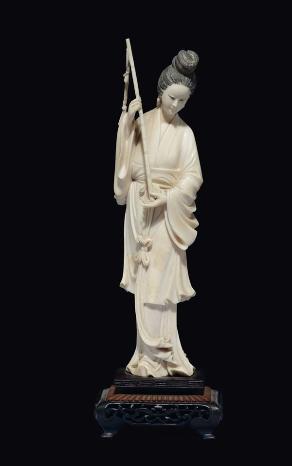 Figura di Guanyin scolpita in avorio con stendardo, Cina, inizio XX secolo