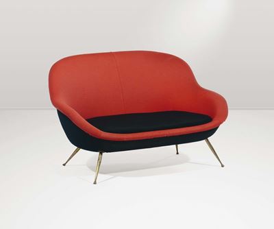 Divano con Struttura in Legno, Rivestimenti in Tessuto e Supporti in Ottone.