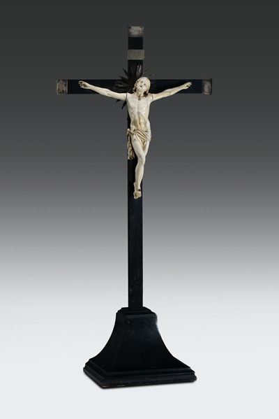 Corpus Christi in Avorio Scolpito su Croce un Legno Ebanizzato con Finimenti in Argento, sul Retr...