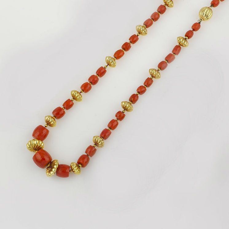 Graduated coral beads and gold sautoir  - Auction Fine Jewels - II - Cambi Casa d'Aste