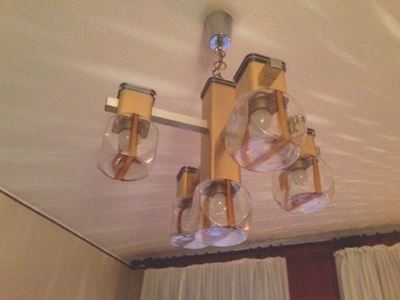 Lampadario a Cinque Luci in Metallo Dorato con Diffusori in Vetro Soffiato Incolore con Inclusion...