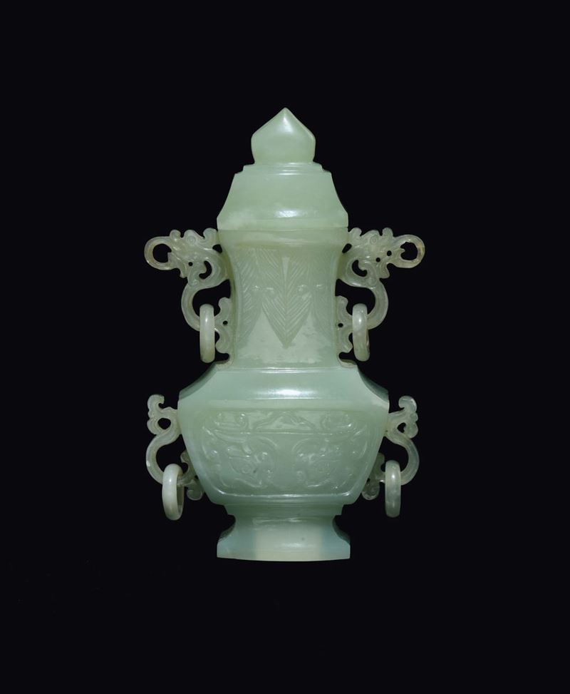 Vasetto in giada verde di forma d'ispirazione arcaica con anse ad anelli, Cina, XX secolo  - Asta Chinese Works of Art - Cambi Casa d'Aste