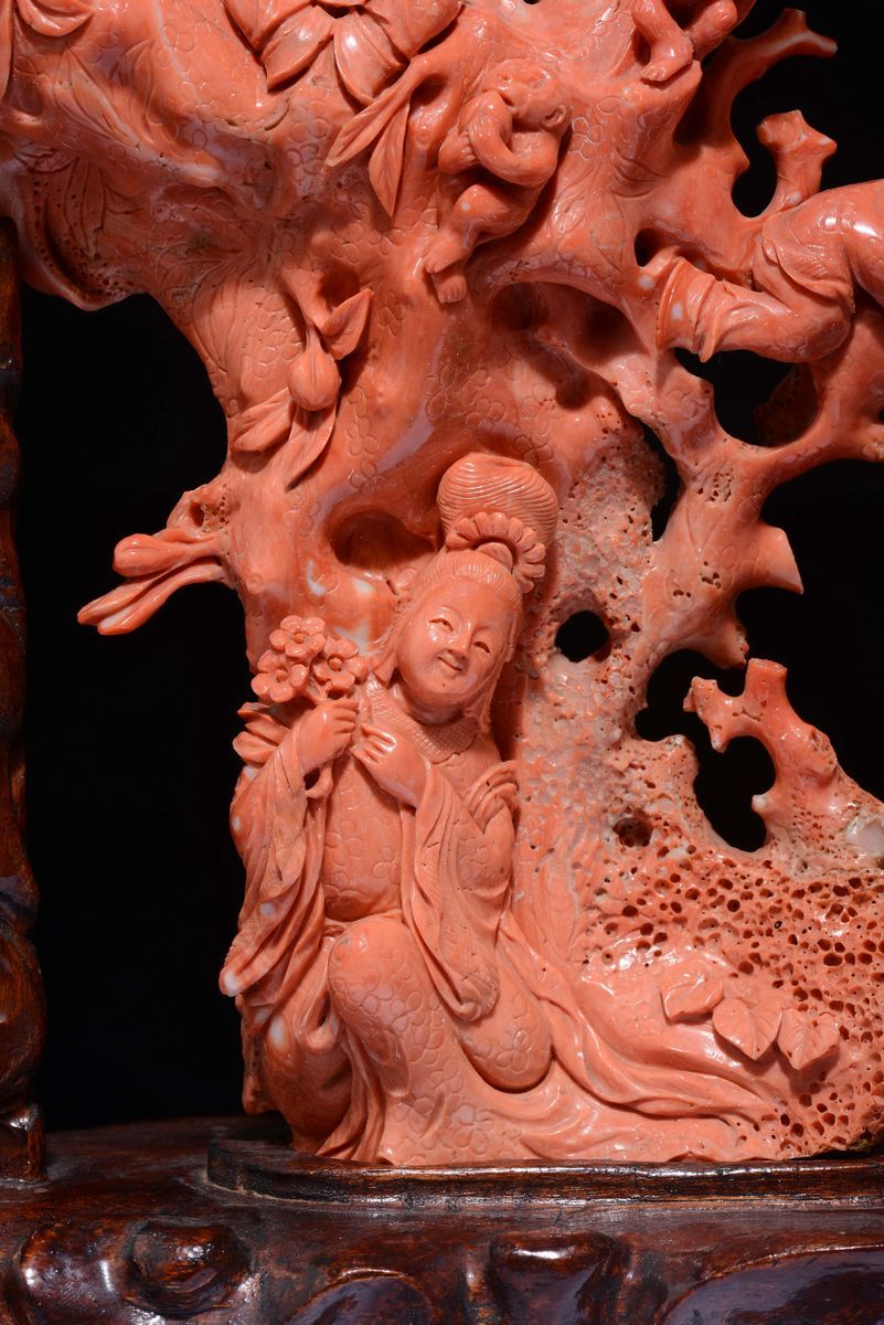 Grande Gruppo Scolpito in Corallo Raffigurante Guanyin tra Scimmiette e Fanciulli Musicanti, Cina...