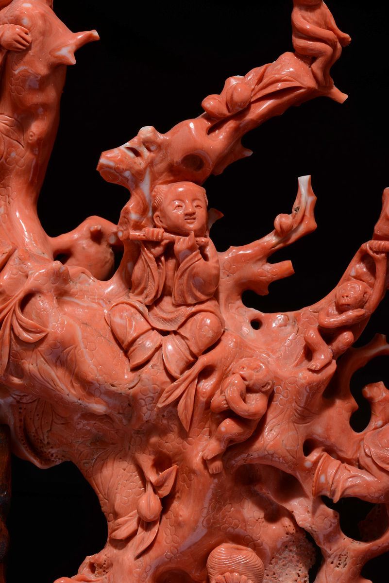 Grande Gruppo Scolpito in Corallo Raffigurante Guanyin tra Scimmiette e Fanciulli Musicanti, Cina...