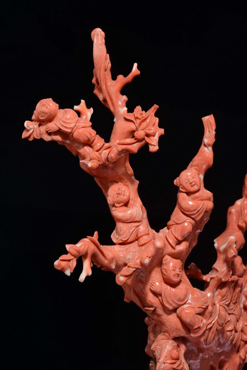 Grande Gruppo Scolpito in Corallo Raffigurante Guanyin tra Scimmiette e Fanciulli Musicanti, Cina...