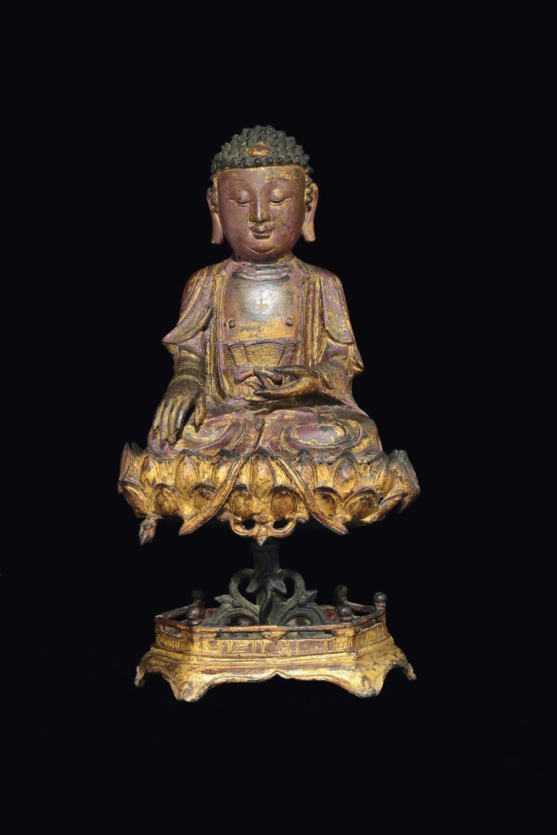 Grande Figura di Buddha in Bronzo Parzialmente Dorato Seduto su Fiore di Loto, Cina, Dinastia Min...