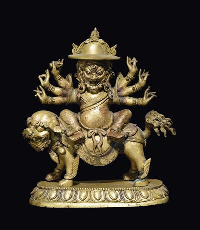 Figura di Divinità Multibraccia con Cappello su Cane di Pho in Bronzo, Cina, Dinastia Qing, XIX S...