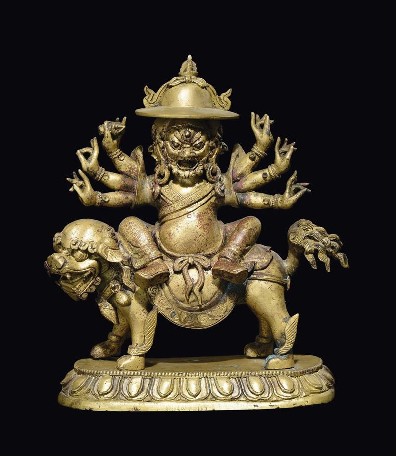 Figura di divinità multibraccia con cappello su cane di Pho in bronzo, Cina, Dinastia Qing, XIX secolo  - Asta Fine Chinese Works of Art - Cambi Casa d'Aste