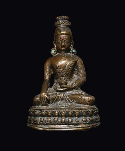Figura di Monaco in Bronzo con Coppetta ed Innesti di Turchese, Tibet, XV Secolo