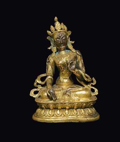 Figura di Sita-tara in Rame Dorato Seduta su Doppio Fiore di Lto, Tibet, XVII Secolo